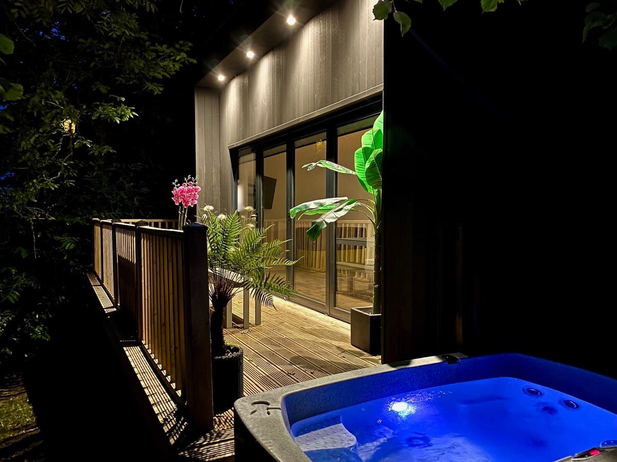 nightime luxurious hot tub experience at Sunridge Cubes