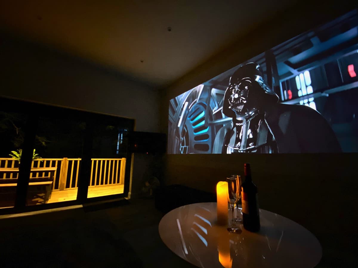 Nighttime movie experience on the wall-mounted cinema screen of Sunridge Cubes