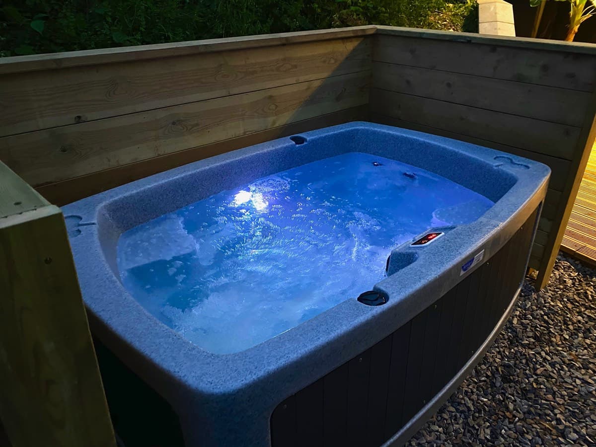 Luxurious hot tub experience in the Sunridge Cubes - Sunridge Retreats