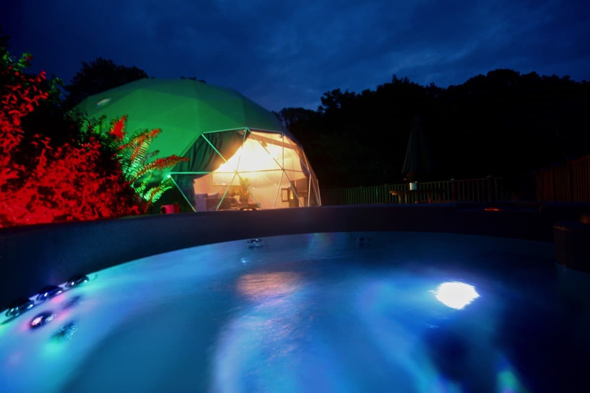 Outdoor serenity: Basking in the tranquility of the hot tub at the Sunridge Geodome