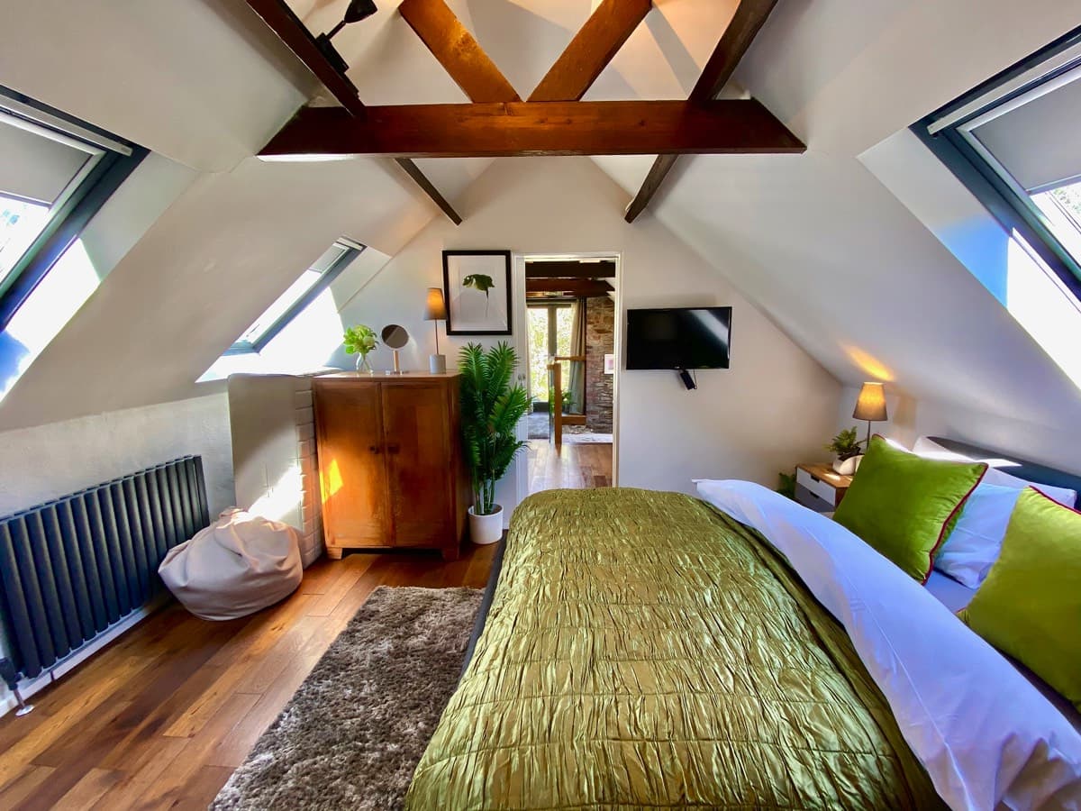 Spacious king bedroom in Sunridge Lodge