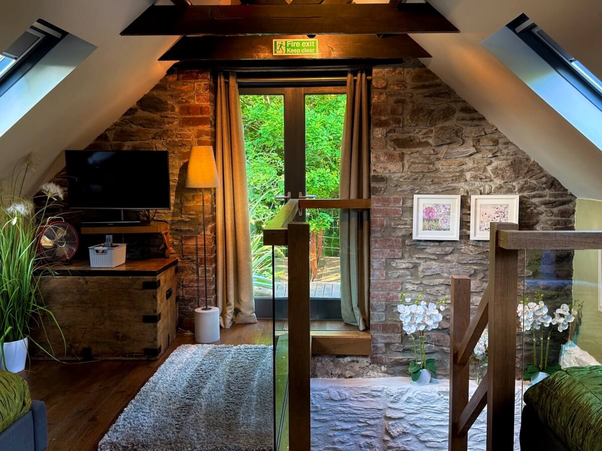 Upper landing with TV and balcony door.