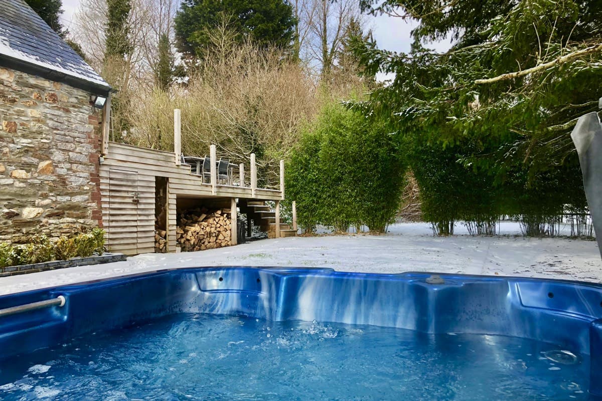 Winter bliss: Hot tub surrounded by snow at Sunridge Lodge