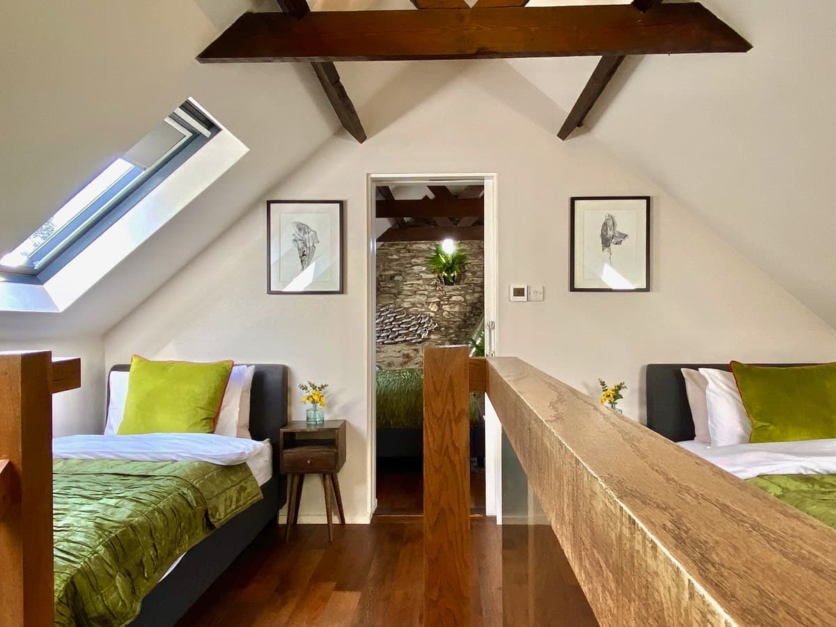 Charming mezzanine twin bed area at Sunridge Lodge