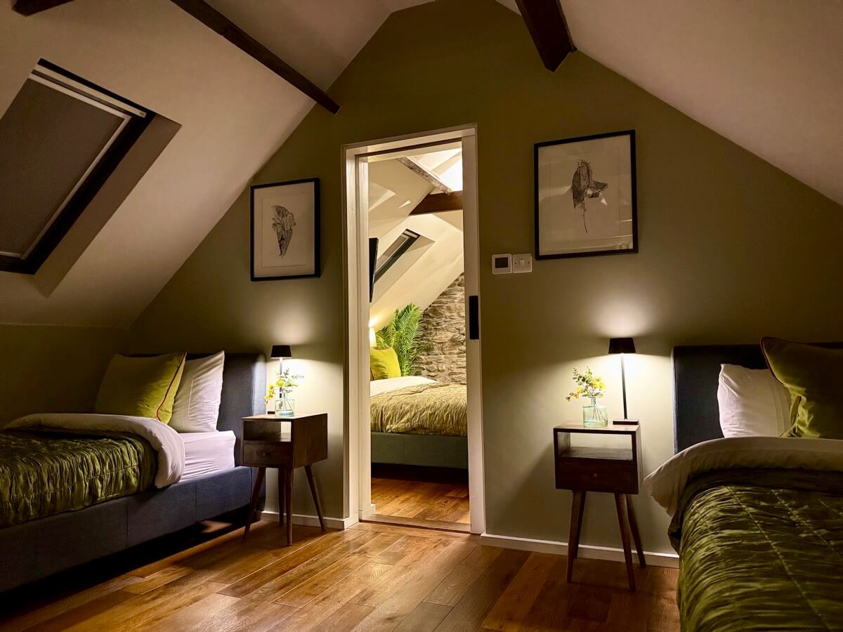 Twin bedroom with green bedding.