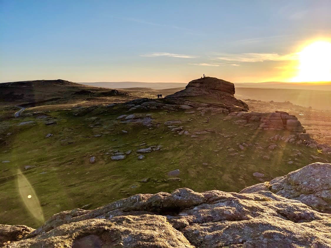 Explore the beauty of Dartmoor: Breathtaking views of Dartmoor National Park on a sunny day
