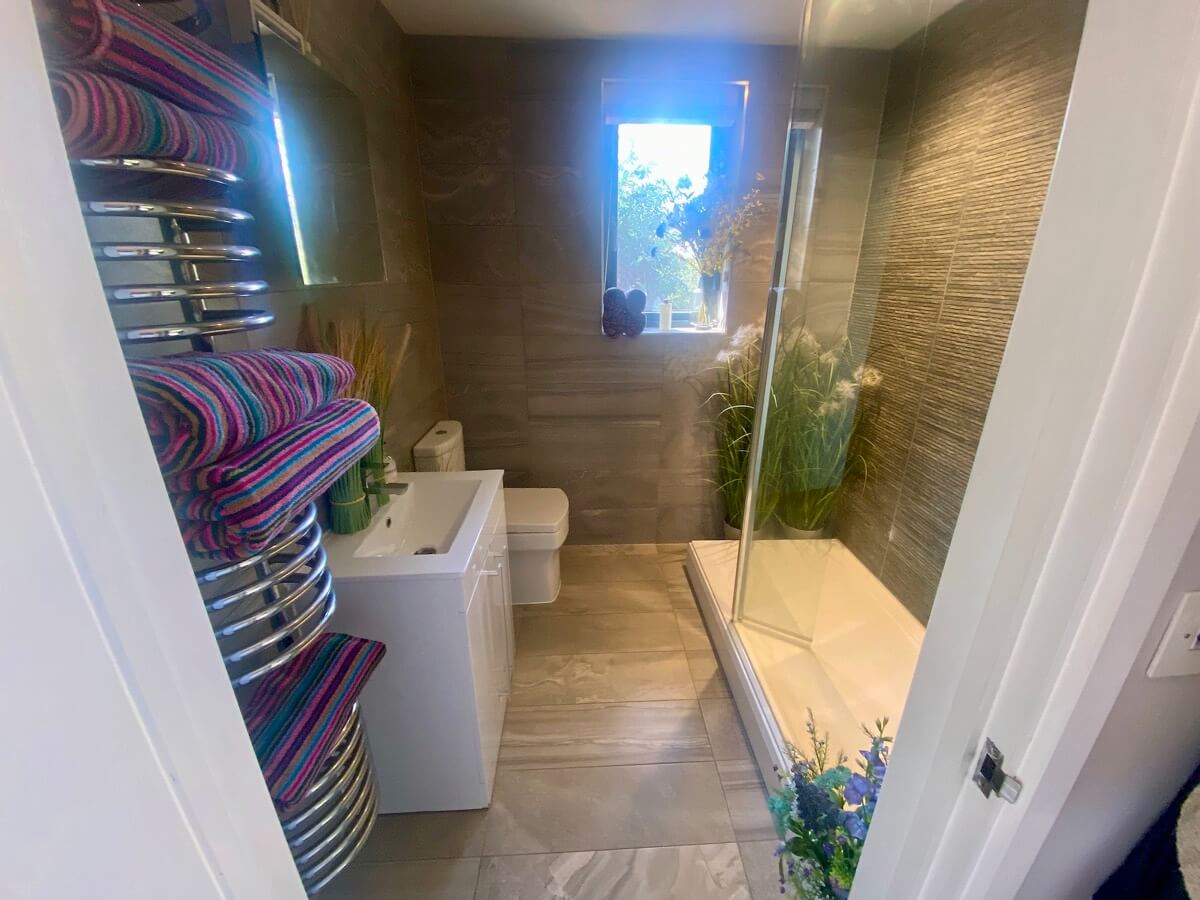 Main treehouse bathroom with stripey towels!